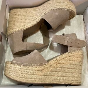 Marc Fisher Alida Espadrille Wedge, size 9.